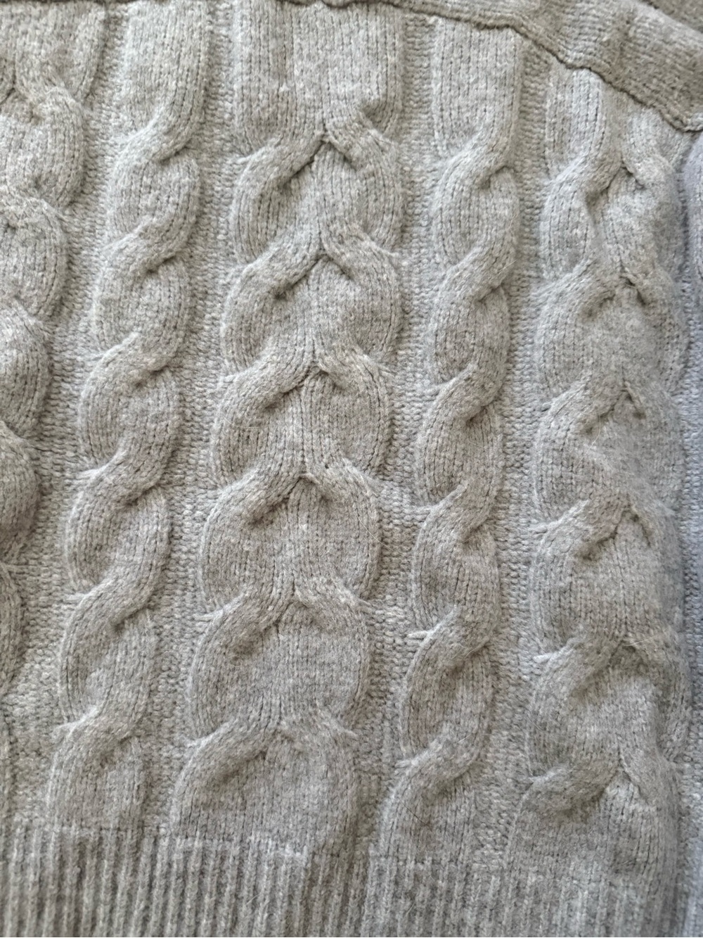 Women’s Abercrombie Oversized Thick Gray Cable Knit V-Neck Sweater - Picture 4 of 4